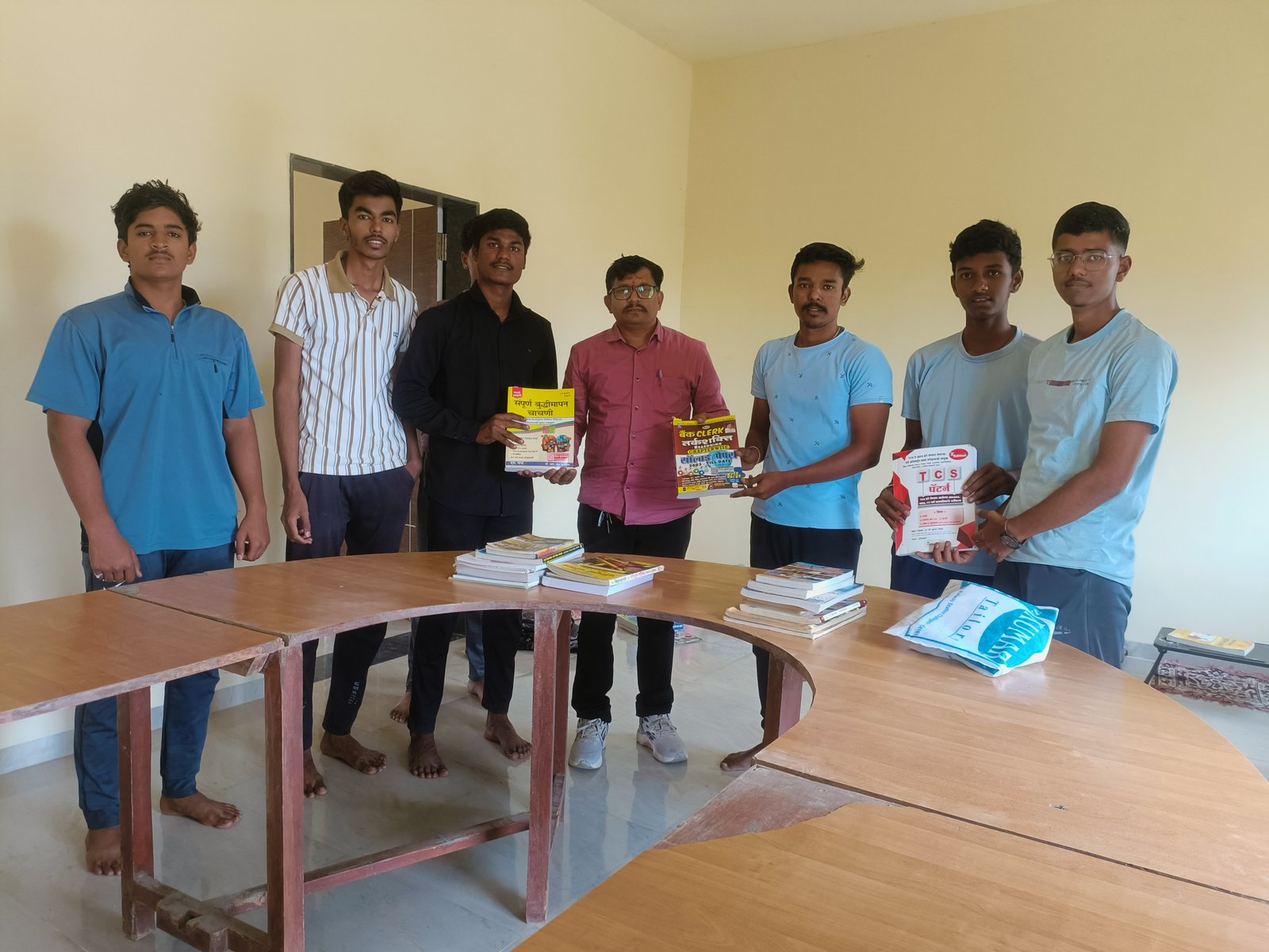 रावळगाव येथील अभ्यासिकेला पुस्तके वितरण